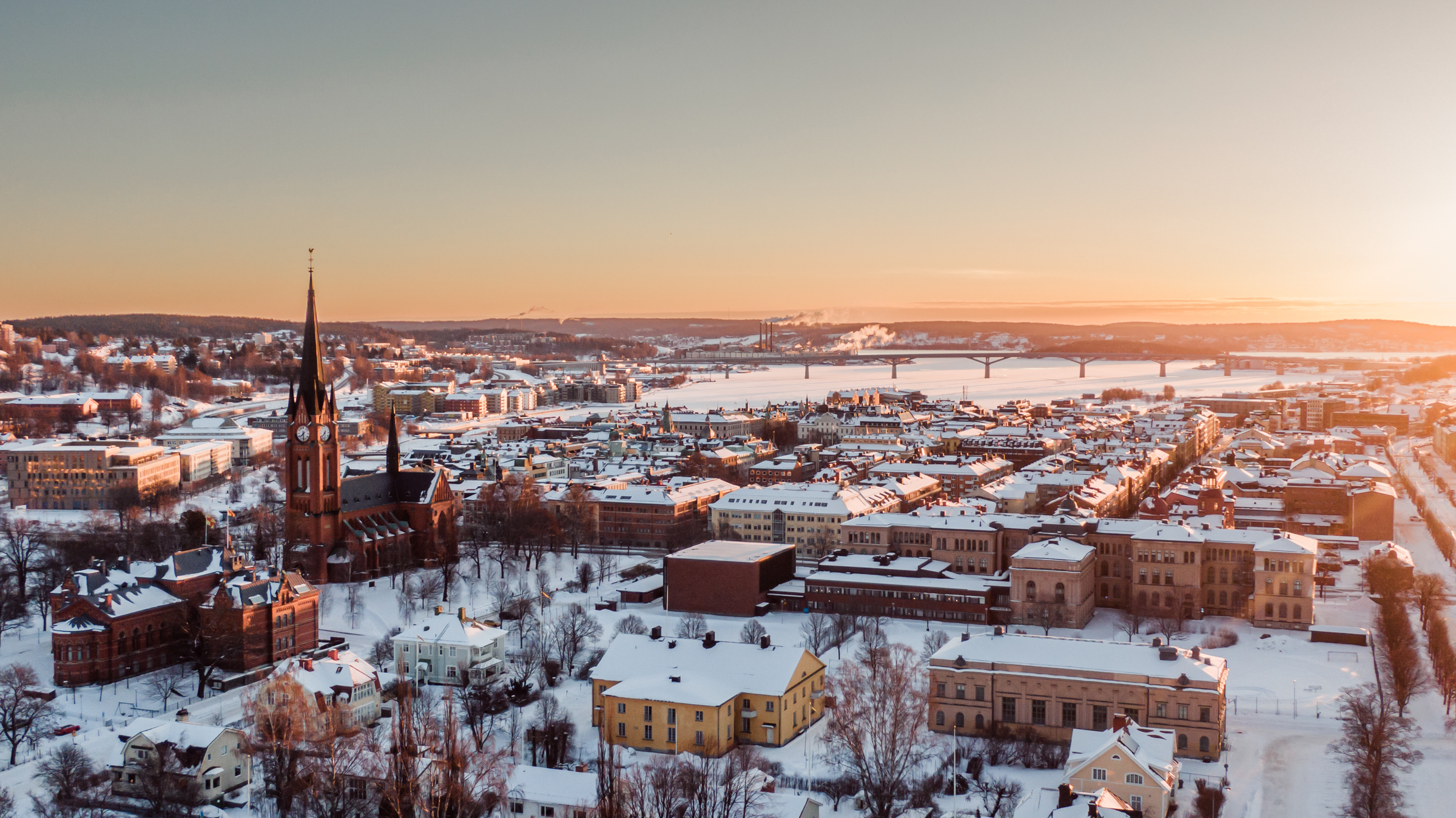 Drönarbild över Sundsvall. Staden är täckt av snö.